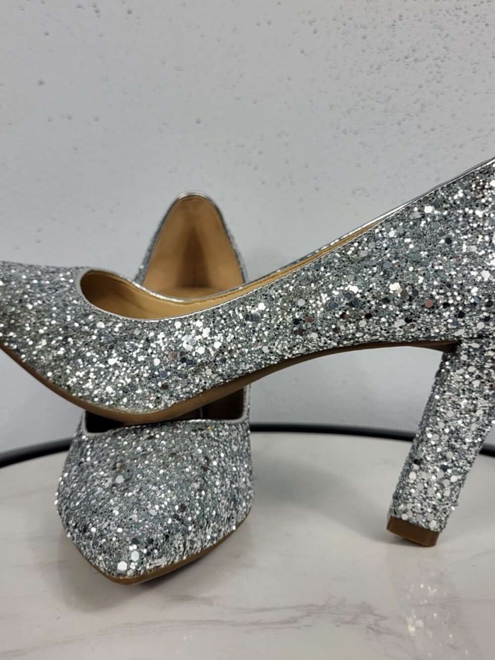 NWOB~MICHAEL KORS~6/6.5~SILVER GLITTER PUMPS HEELS POINTED TOE BLOCK HEEL